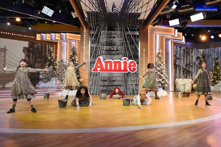 CAST OF ANNIE