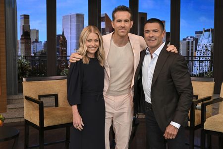 KELLY RIPA, RYAN REYNOLDS, MARK CONSUELOS