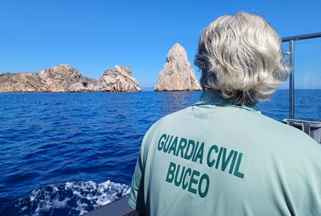 The head of the GEAS inspects the diving area.(National Geographic/Jose Antonio Gavilán Tobal)