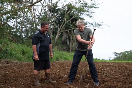 Kawika and Gordon Ramsay talk at the Taro farm. (National Geographic/Justin Mandel)