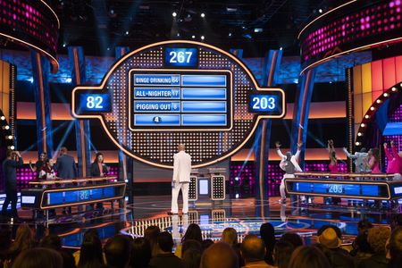 CELEBRITY FAMILY FEUD