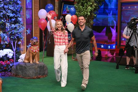 KELLY RIPA, MARK CONSUELOS 