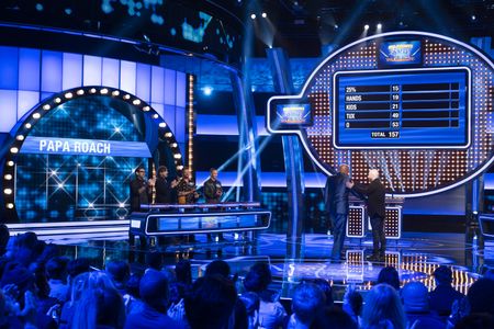 CELEBRITY FAMILY FEUD