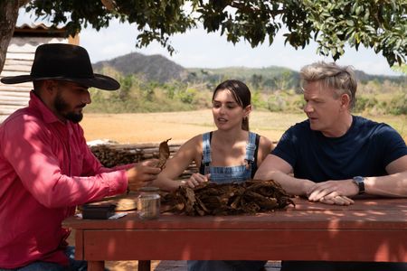 Jose shows Mika and Gordon Ramsay how to roll cigars. (National Geographic/Justin Mandel)