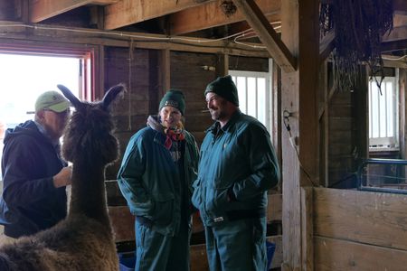 Brian Davis talks with Drs. Erin and Ben Schroeder about how his llama, Cocoa, has been having issues with her toe. (National Geographic)