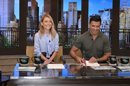 KELLY RIPA, MARK CONSUELOS