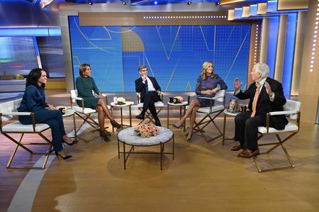 LINSEY DAVIS, ROBIN ROBERTS, GEORGE STEPHANOPOULOS, LARA SPENCER, HENRY WINKLER