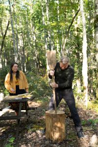 NC - Malia (L) teaches Gordon Ramsay how to turn corn in to hominy, a traditional Native American food, on a Cherokee Indian Reservation in the Smoky Mountains of North Carolina. (Credit: National Geographic/Justin Mandel)