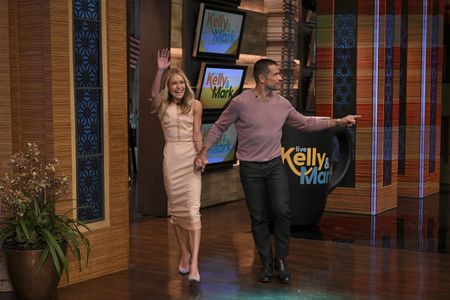 KELLY RIPA, MARK CONSUELOS