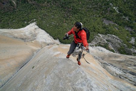 Jimmy Chin moving into position 2000ft up the wall to shoot the Enduro Corner on the upper part of Freerider. El Capitan. (National Geographic/Cheyne Lempe)