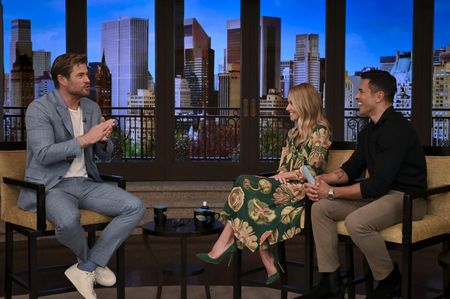 CHRIS HEMSWORTH, KELLY RIPA, MARK CONSUELOS