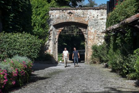 Antoni Porowski and Justin Theroux walk into the courtyard at Locanda del Falco. (National Geographic/Rebecca Eishow)