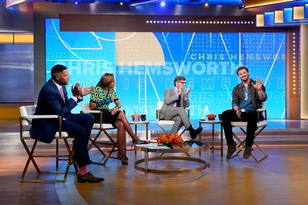 MICHAEL STRAHAN, ROBIN ROBERTS, GEORGE STEPHANOPOULOS, CHRIS HEMSWORTH