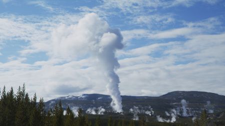 Steamboat Geyser erupting.(National Geographic)