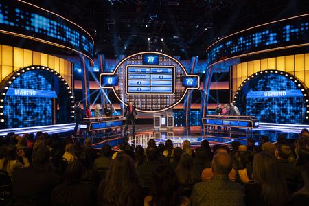 CELEBRITY FAMILY FEUD