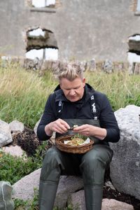 Gordon Ramsay tastes locally grown abalone. (National Geographic/Justin Mandel)