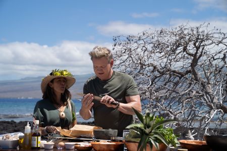 Chef Mikani and Gordon Ramsay during the final cook in Hawaii. (National Geographic/Justin Mandel)