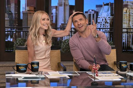 KELLY RIPA, MARK CONSUELOS