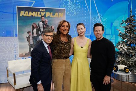 GEORGE STEPHANOPOULOS, ROBIN ROBERTS, MICHELLE MONAGHAN, MARK WAHLBERG