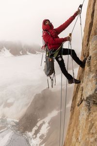 Alex Honnold ascends Pool Wall in Eastern Greenland.  (photo credit: National Geographic/Pablo Durana)