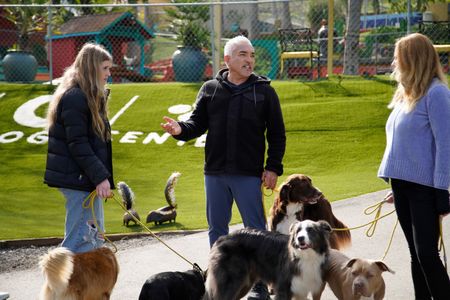 Cesar talks to Melissa and Molly. (National Geographic)