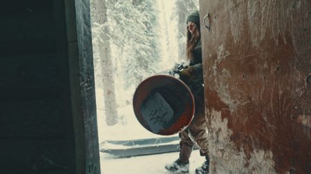 Margot finishes her barrel stove and brings it into the cabin. (Blue Ant Media/Tara Elwood)