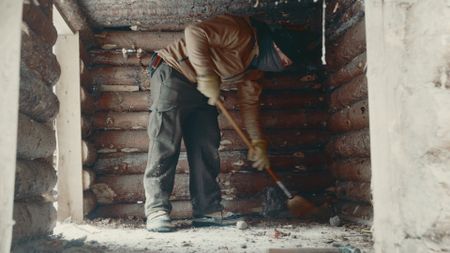 Billy cleans up his old shed ahead of turning it into a bathhouse. (Blue Ant Media/Tara Elwood)