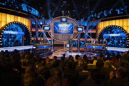 CELEBRITY FAMILY FEUD