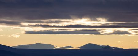 A view across the Renland Icecap in Eastern Greenland.  (photo credit: National Geographic/Pablo Durana)