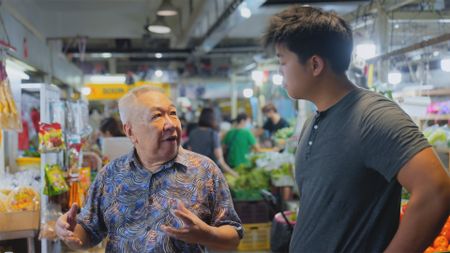 From floating fish farms to plucking fresh greens from a garden, Hudson is on a journey to discover farm-to-table cooking. Even coming face-to-face with an unexpected reptilian ingredient. (© [2022] TV ENTERTAINMENT REALITY NETWORK B.V.)