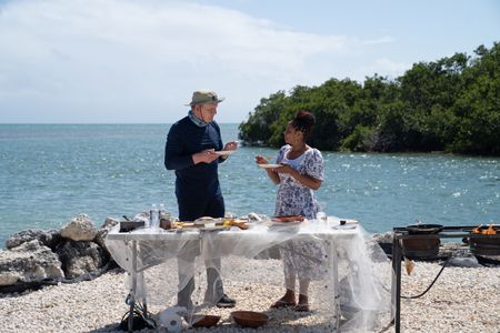 Gordon Ramsay and Sheena eat fish on the beach in Florida. (National Geographic/Justin Mandel)
