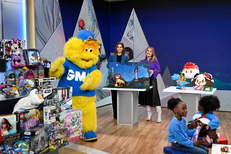 GMA MASCOT RAY, REBECCA JARVIS, LORI BERGAMOTTO