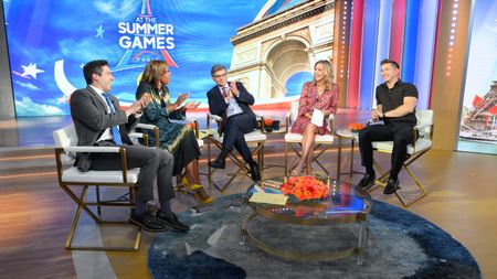 GIO BENITEZ, ROBIN ROBERTS, GEORGE STEPHANOPOULOS, LARA SPENCER, JAMES LONGMAN