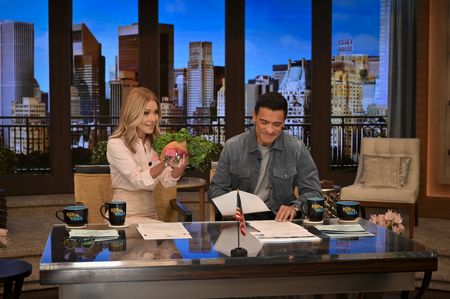 KELLY RIPA, MARK CONSUELOS