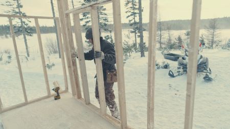 Matty builds the walls of his ice fishing shed. (Blue Ant Media/Tara Elwood)