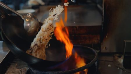 Hudson learn to barbeque using a wok. (© [2022] TV ENTERTAINMENT REALITY NETWORK B.V.)