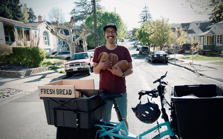 Justin Gomez delivers his breads by bicycle in Martinez, Calif. A cottage baker, Justin produces naturally leavened breads through his home business, Humble Bakehouse. (National Geographic/Ryan Rothmaier)