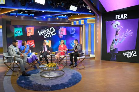 MICHAEL STRAHAN, ROBIN ROBERTS, GEORGE STEPHANOPOULOS, LARA SPENCER, TONY HALE