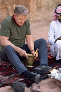 Gordon Ramsay grinds coffee with Ali. (National Geographic/Justin Mandel)