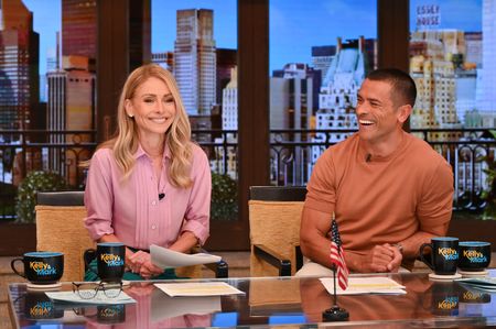 KELLY RIPA, MARK CONSUELOS