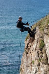 Gordon Ramsay rappels off the coast of Spain in search of percebes. (National Geographic/Justin Mandel)