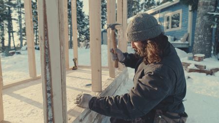 Matty builds the walls of his ice fishing shed. (Blue Ant Media/Tara Elwood)