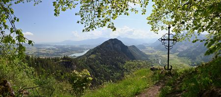 In NO TASTE LIKE HOME WITH ANTONI POROWSKI, Antoni and James Marsden travel to Bavaria, where James' ancestors are from. (National Geographic/Bernd Schuller)