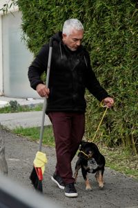 Cesar does an exercise with Betty with objects of sensitivity. (National Geographic)