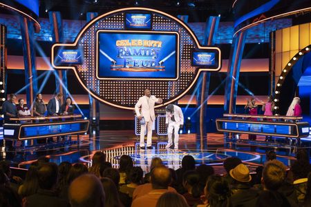 CELEBRITY FAMILY FEUD