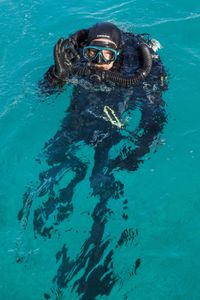 Director and cinematographer, Adam Geiger, preparing to descend on a dive to film Day octopus (Octopus cyanea) on the Great Barrier Reef.   (photo credit: National Geographic/Harriet Spark)