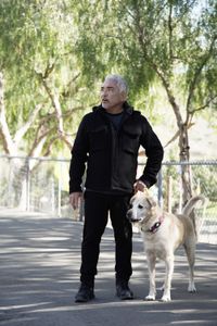 Cesar talks to Ashley and Derek while holding Sansa. (National Geographic)