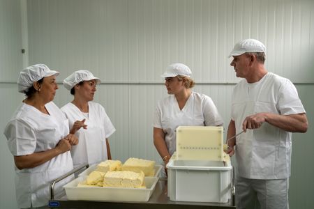 Ana and Adriana make cheese with Tilly and Gordon Ramsay. (National Geographic/Justin Mandel)