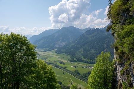 In NO TASTE LIKE HOME WITH ANTONI POROWSKI, Antoni and James Marsden travel to Bavaria, where James' ancestors are from.  (National Geographic/Bernd Schuller)