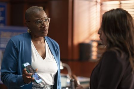 AISHA HINDS, VERONICA FALCÓN